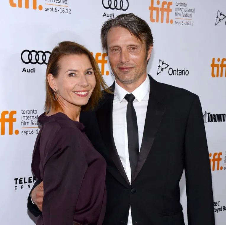 天降性感大叔救下德普的场,裘花红毯气场也输给他,太邪魅了…休闲区蓝鸢梦想 - Www.slyday.coM 天降性感大叔救下德普的场,裘花红毯气场也输给他,太邪魅了…休闲区蓝鸢梦想 - Www.slyday.coM