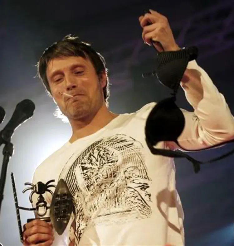 天降性感大叔救下德普的场,裘花红毯气场也输给他,太邪魅了…休闲区蓝鸢梦想 - Www.slyday.coM 天降性感大叔救下德普的场,裘花红毯气场也输给他,太邪魅了…休闲区蓝鸢梦想 - Www.slyday.coM