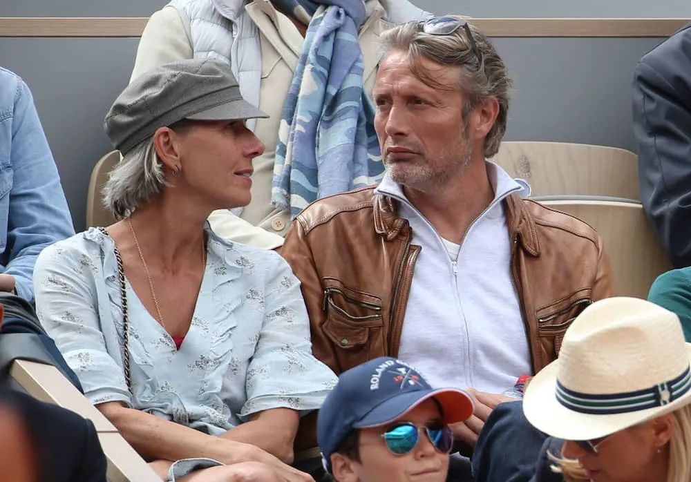 天降性感大叔救下德普的场,裘花红毯气场也输给他,太邪魅了…休闲区蓝鸢梦想 - Www.slyday.coM 天降性感大叔救下德普的场,裘花红毯气场也输给他,太邪魅了…休闲区蓝鸢梦想 - Www.slyday.coM