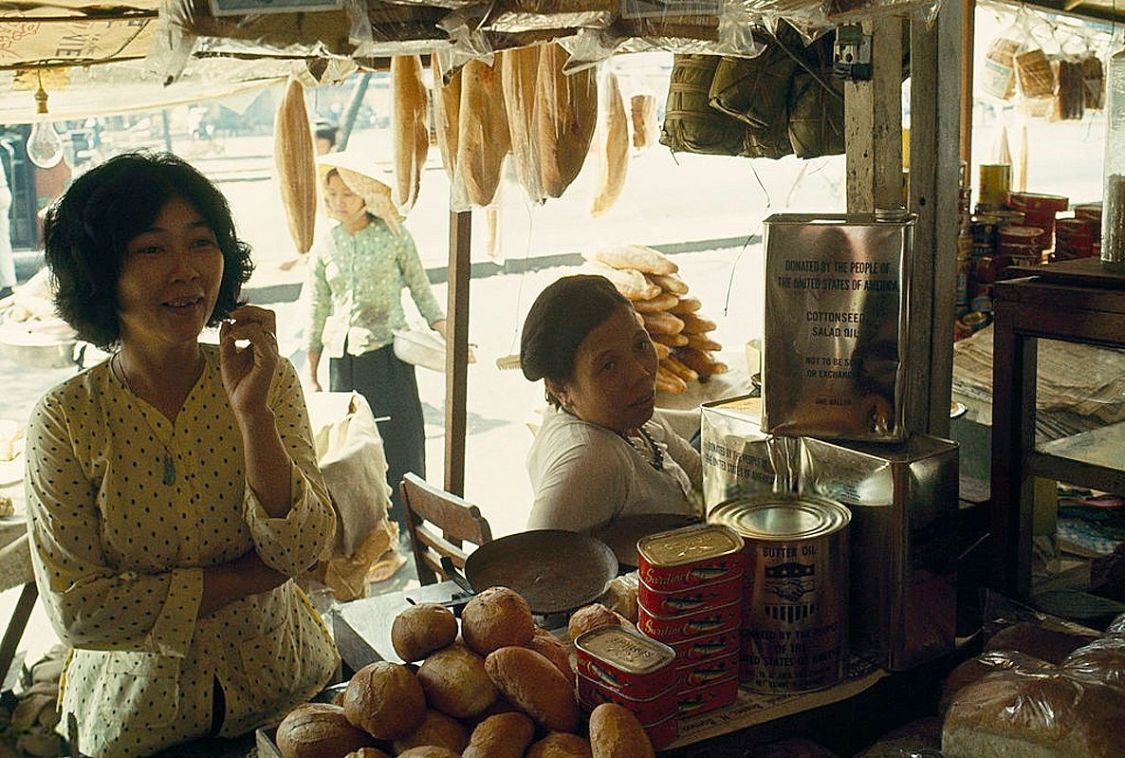 老照片  1965年的越南西贡  街上停满了摩托车