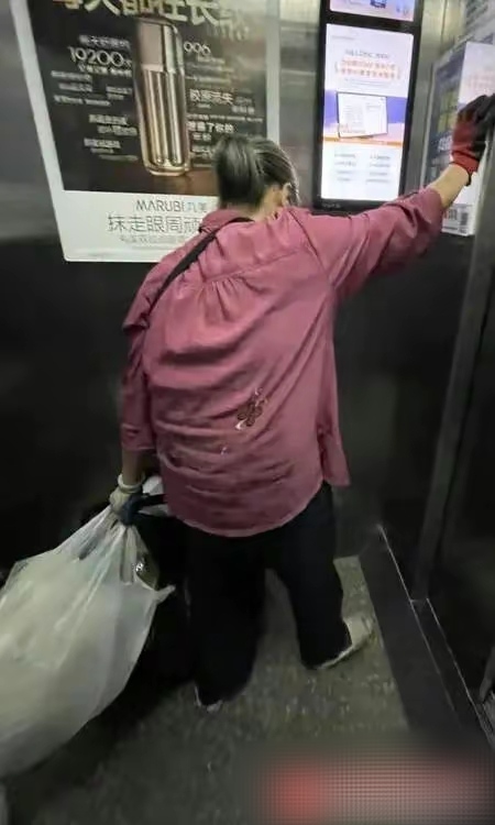 79岁拾荒老人每天使用电梯60多次，结果被物业催缴近3万元
