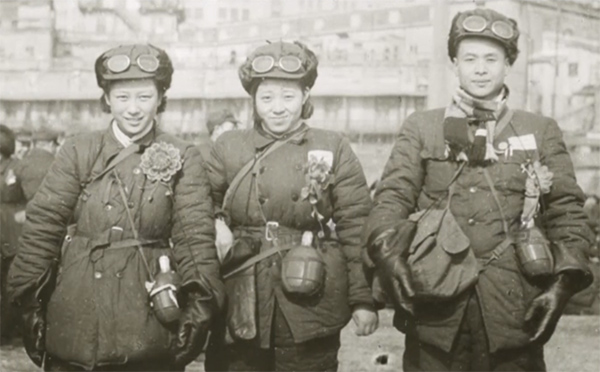 王漫如老人（左二）参加抗美援朝前线医疗救治