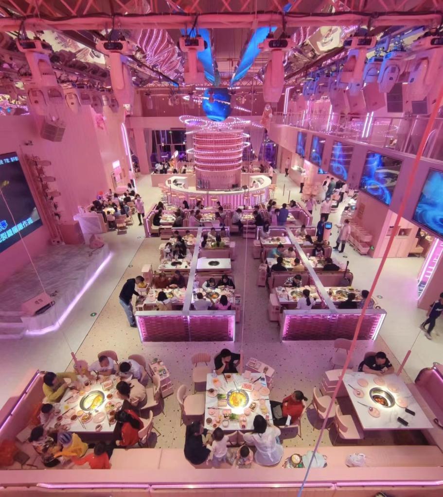 5月3日，顾客在江西赣州的季季红粉色创新餐厅内就餐。（受访者供图）