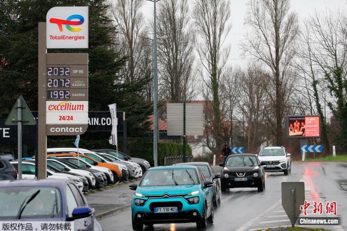 资料图：俄乌冲突爆发后，欧洲油价持续上涨。图为3月3日，车辆经过法国西南部城市圣让-德吕兹的一处加油站。