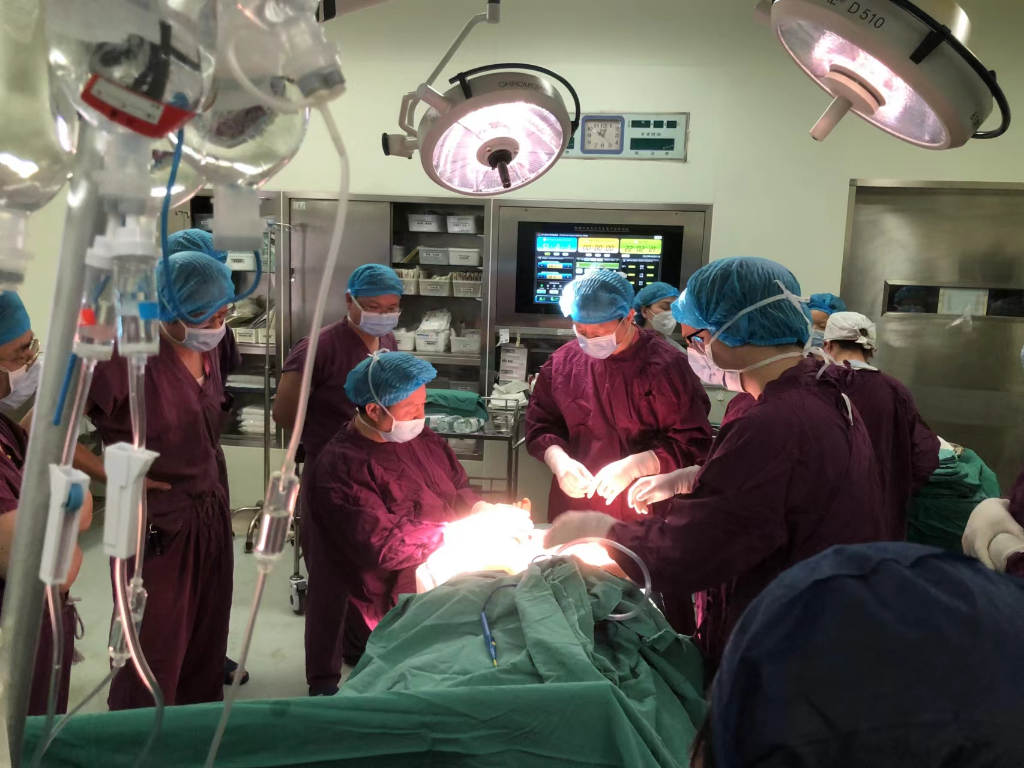 5月2日晚，专家团队在为女孩进行紧急手术。（受访者供图）