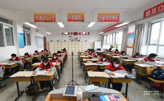 5月5日，长春市，高三学生们间隔就坐，冲刺高考。央广网 发 长春市教育局供图