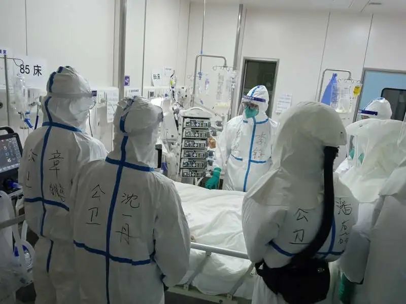 上海市公共卫生临床中心的医护人员在查房、交班（受访医院供图）
