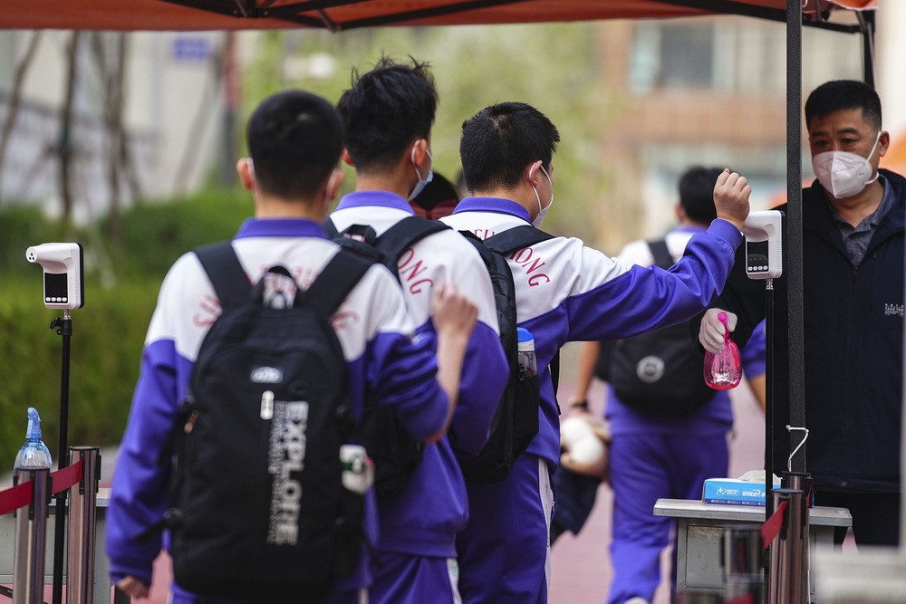 5月5日，长春市，东北师范大学附属中学高三年级的学生测量体温后进入校园。