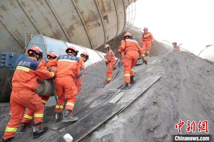 晋中市消防救援支队组织人员进行搜救。 赵子墨 摄