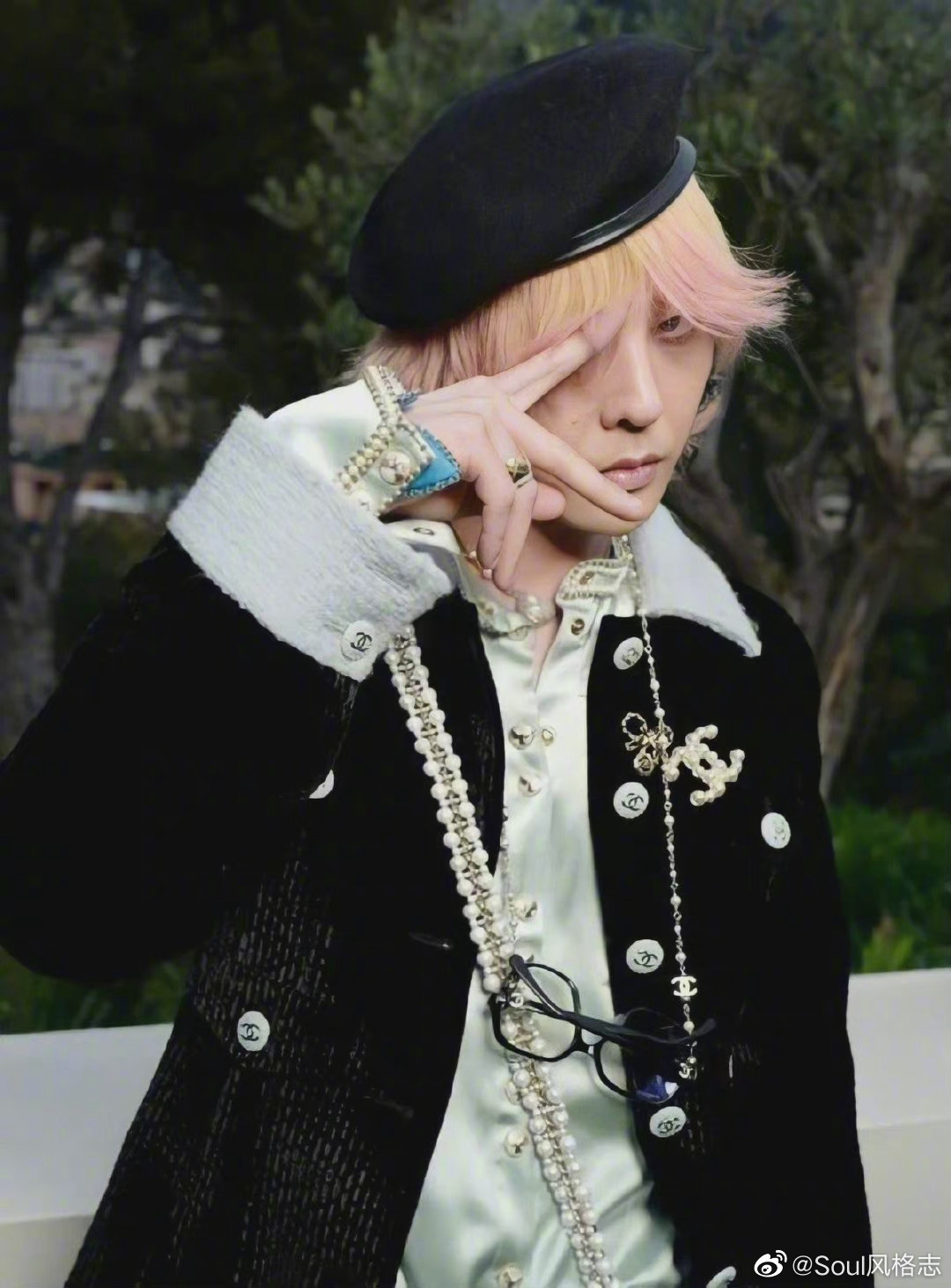 权志龙chanelshow看秀造型真的有被这一身贵公子风帅到