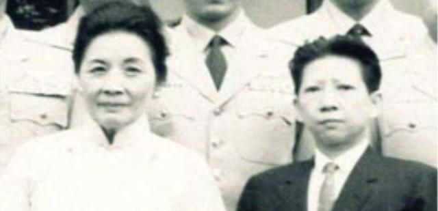 宋美龄对宋霭龄的子女格外亲热,比对宋子文的子女关系亲密,这可能跟