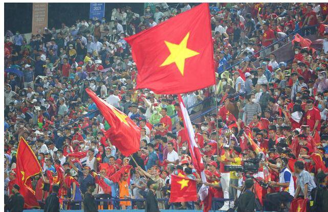 整个越南都为之震动！越南U23国足3-0印尼 球迷场内场外狂欢