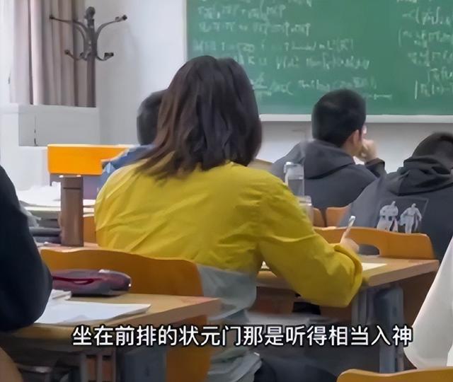 韦东奕讲课展现神之左手课堂座无虚席答疑竟露出迷之微笑