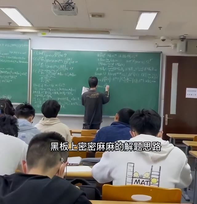 韦东奕讲课展现神之左手课堂座无虚席答疑竟露出迷之微笑