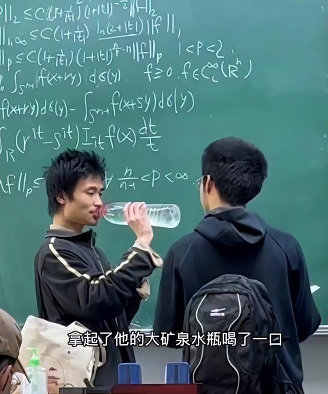 韦东奕讲课展现神之左手课堂座无虚席答疑竟露出迷之微笑