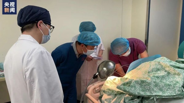 “想大口喝矿泉水”的女孩双腿保住了!还喝上了橙汁……休闲区蓝鸢梦想 - Www.slyday.coM “想大口喝矿泉水”的女孩双腿保住了!还喝上了橙汁……休闲区蓝鸢梦想 - Www.slyday.coM