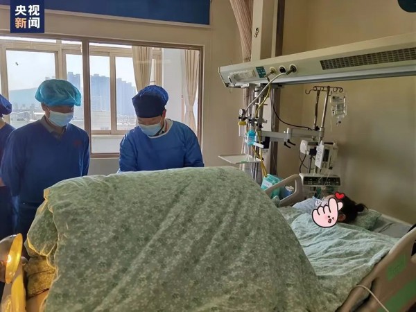 “想大口喝矿泉水”的女孩双腿保住了!还喝上了橙汁……休闲区蓝鸢梦想 - Www.slyday.coM “想大口喝矿泉水”的女孩双腿保住了!还喝上了橙汁……休闲区蓝鸢梦想 - Www.slyday.coM