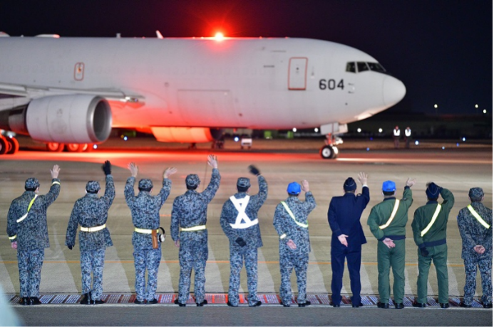 载着防弹背心、头盔等军用物资的航空自卫队KC-767加油机准备飞往乌克兰。