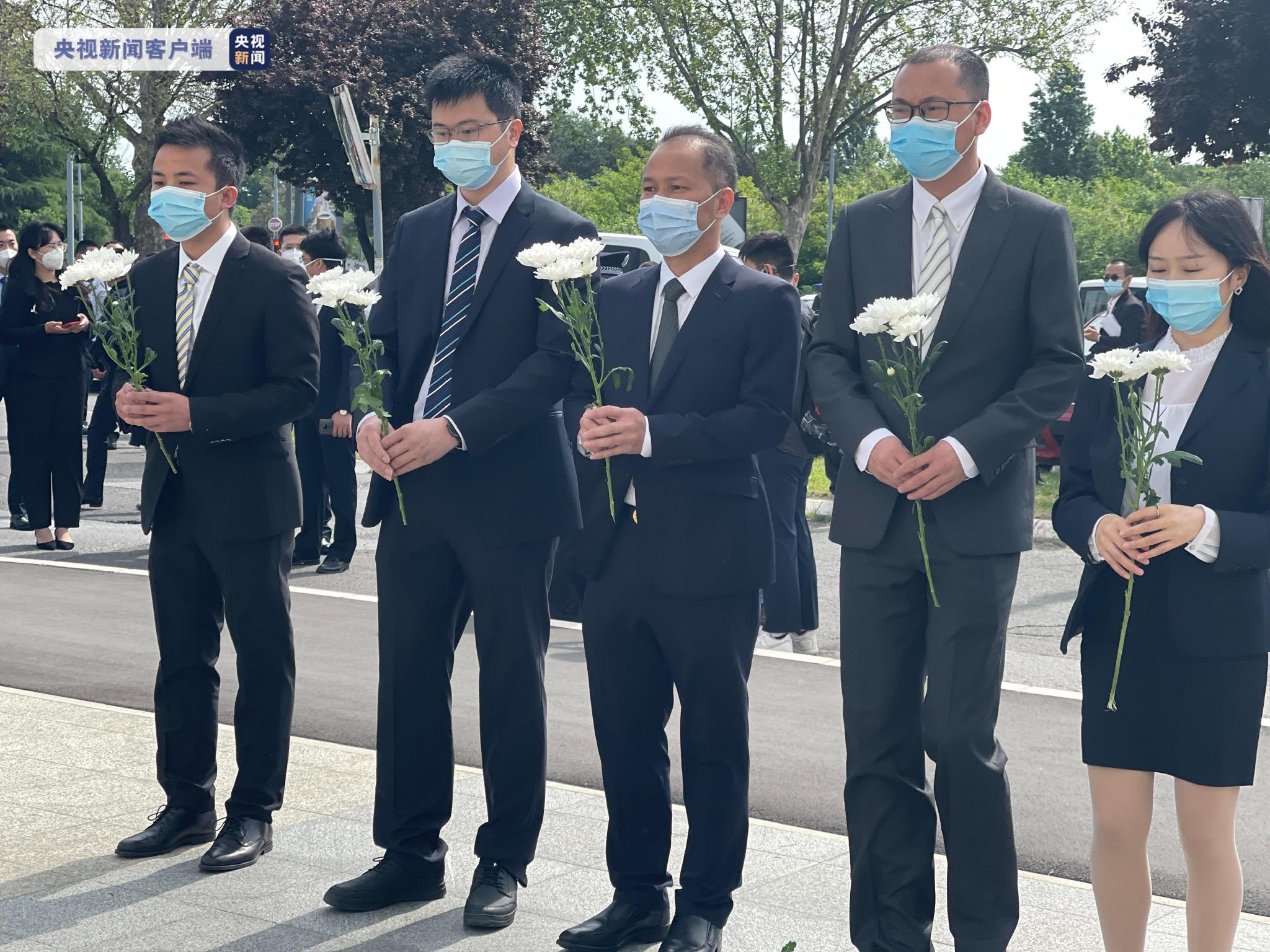 中国驻塞尔维亚使馆举行凭吊仪式,悼念在北约轰炸中牺牲的三名中国记者休闲区蓝鸢梦想 - Www.slyday.coM 中国驻塞尔维亚使馆举行凭吊仪式,悼念在北约轰炸中牺牲的三名中国记者休闲区蓝鸢梦想 - Www.slyday.coM