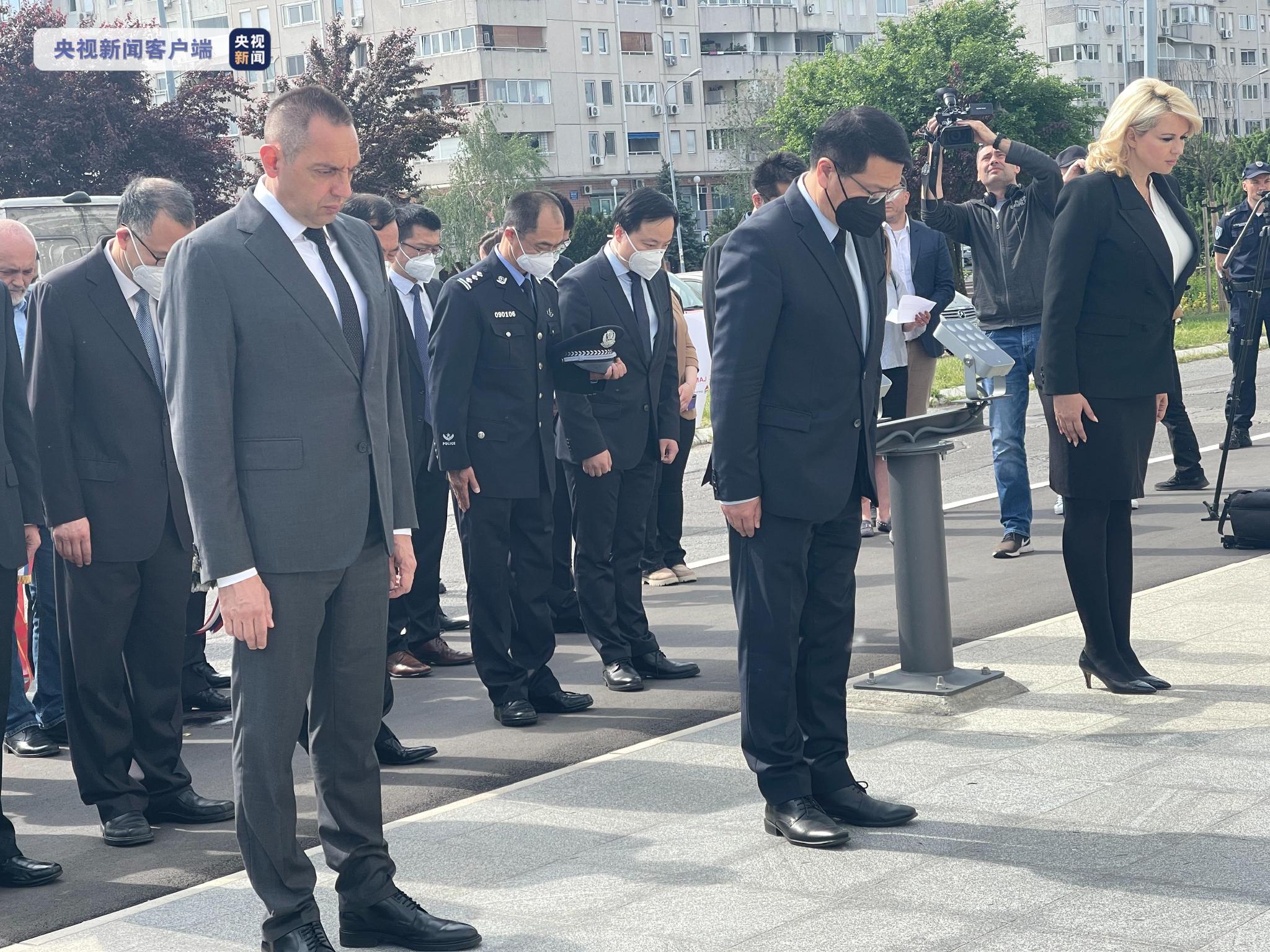 中国驻塞尔维亚使馆举行凭吊仪式,悼念在北约轰炸中牺牲的三名中国记者休闲区蓝鸢梦想 - Www.slyday.coM 中国驻塞尔维亚使馆举行凭吊仪式,悼念在北约轰炸中牺牲的三名中国记者休闲区蓝鸢梦想 - Www.slyday.coM