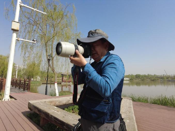 5月7日，葛玉修在青海省西宁市南川公园拍摄。新华社记者 周盛盛 摄