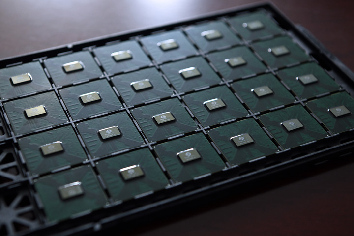 这是陈云霁带领团队研制的国际首个深度学习处理器芯片“寒武纪1号”。新华社记者李鑫摄