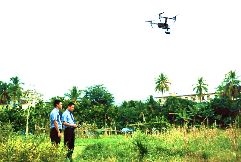 海南省白沙县检察院干警运用无人机开展生态巡查,收集案件线索。