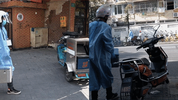 物资保障者 你“奔跑”的样子真美