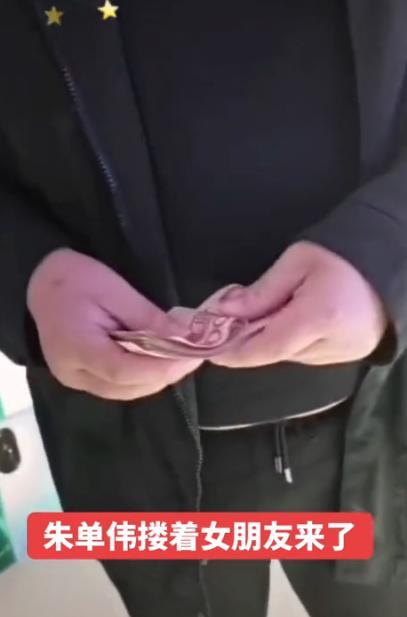 大衣哥儿子带媳妇买手机,一把将陈萌搂进怀里,兜里掏出一沓现金休闲区蓝鸢梦想 - Www.slyday.coM 大衣哥儿子带媳妇买手机,一把将陈萌搂进怀里,兜里掏出一沓现金休闲区蓝鸢梦想 - Www.slyday.coM