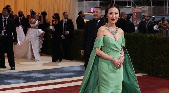 杨紫琼的华丽变身从妈的多重宇宙看明星该如何面对年老