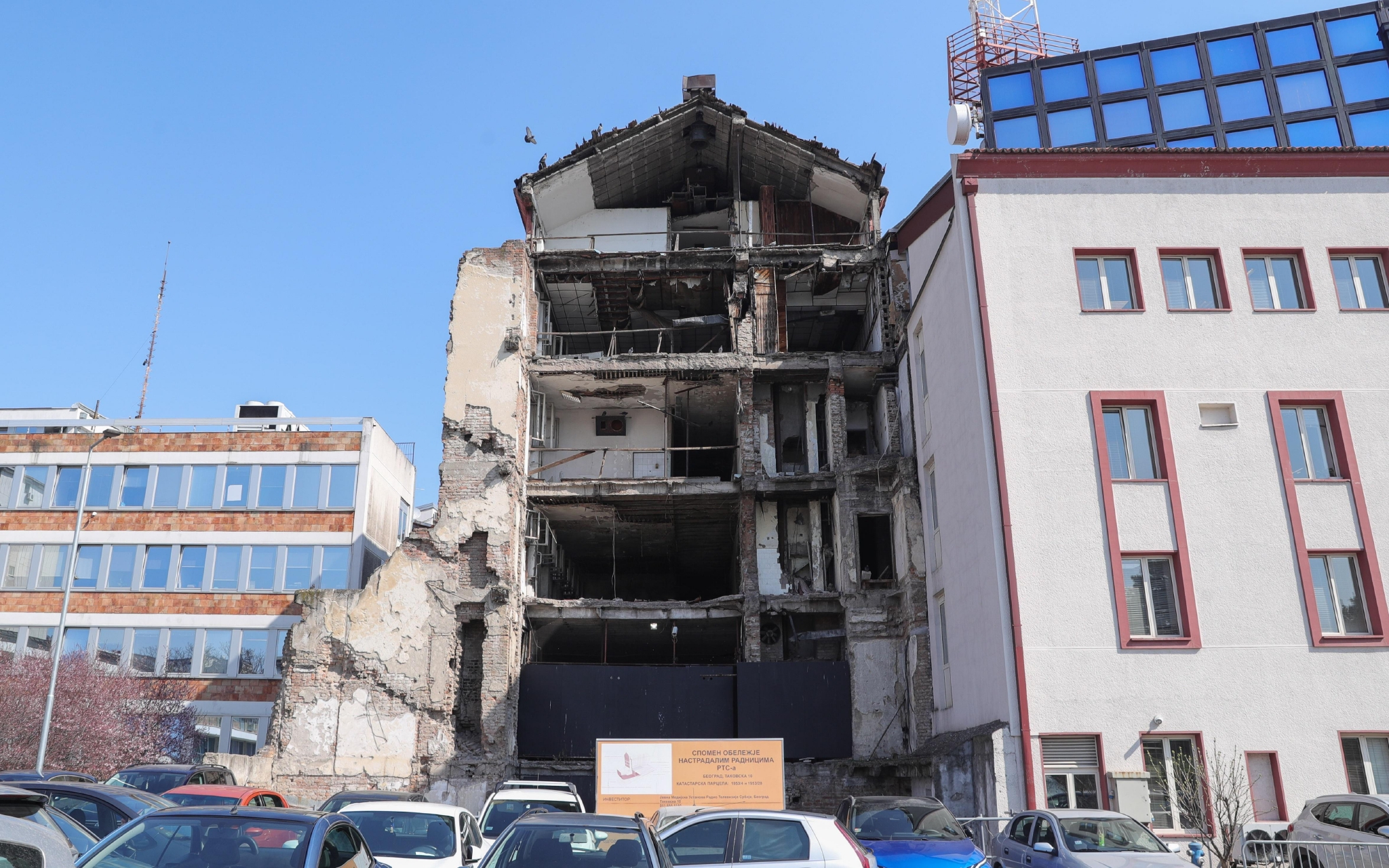 ▲这是2022年3月21日在塞尔维亚贝尔格莱德拍摄的曾经遭遇空袭的塞尔维亚广播电视台大楼。 图/新华社