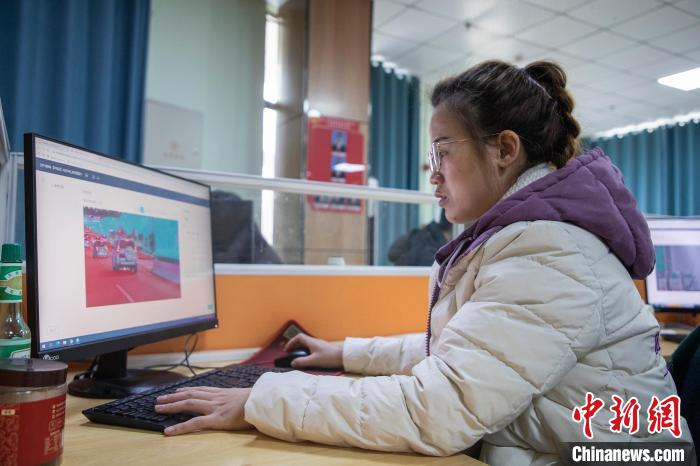 图为工作中的陈霞。 受访者供图