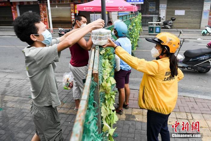 戴N95口罩、抗原检测……多地出台外卖员防疫新规