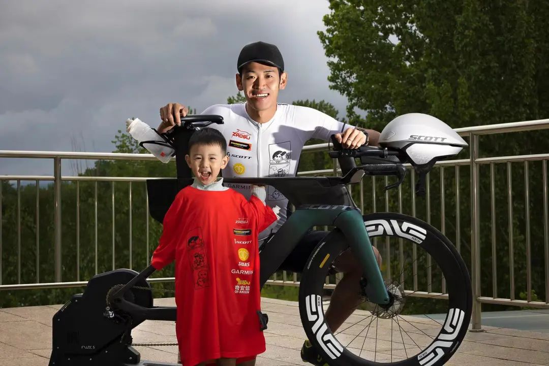 苗浩和儿子面包包。