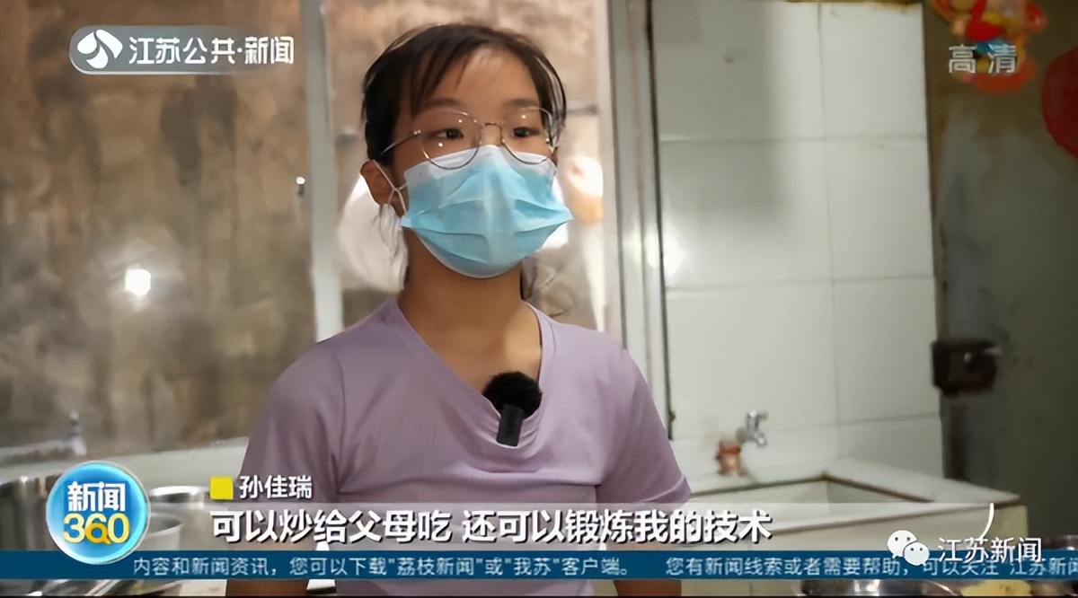 开始跟着爸爸学做菜,到现在,孙佳瑞的菜谱里已经集齐了五六十种家常菜
