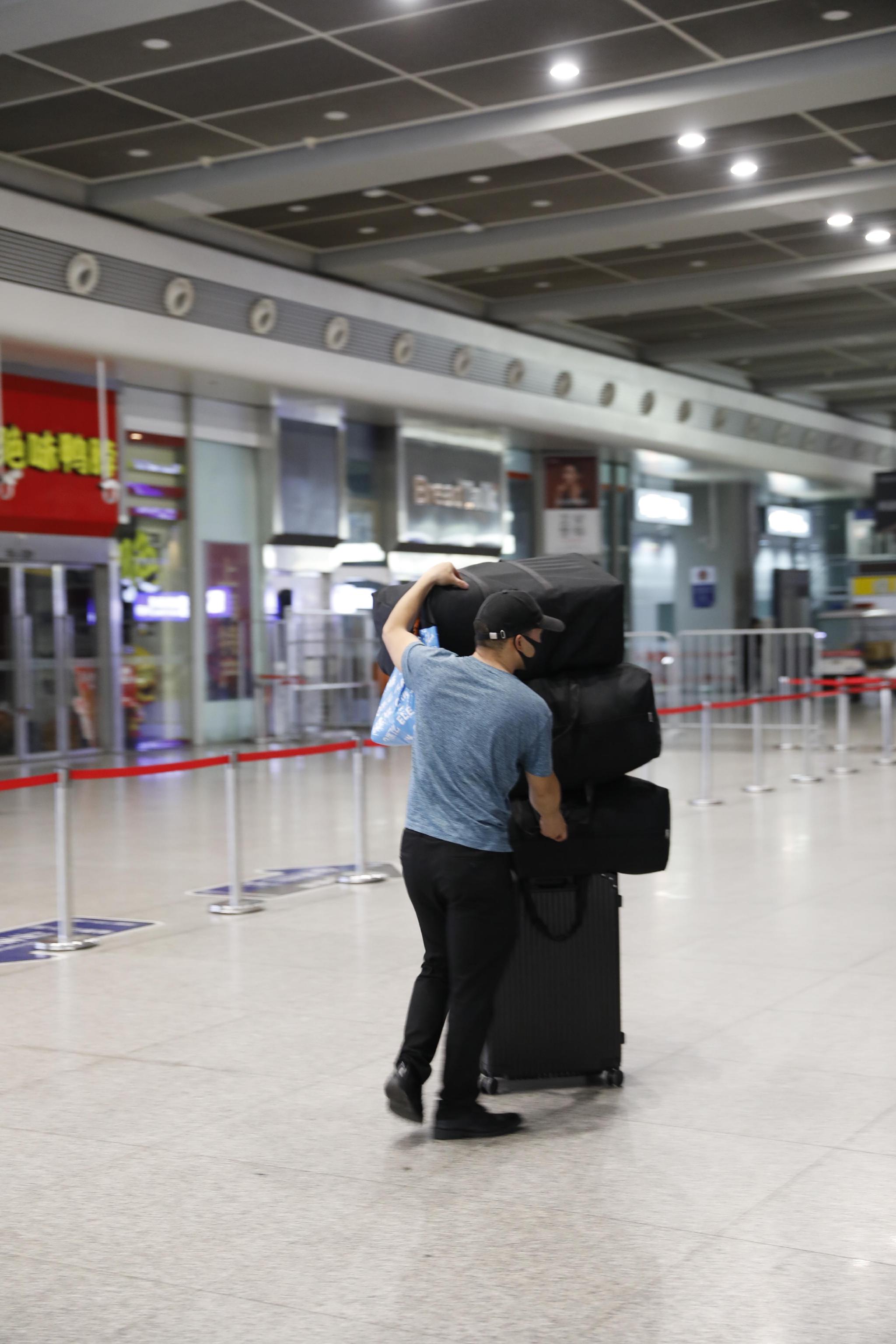 李天琦带着大包行李来到上海。