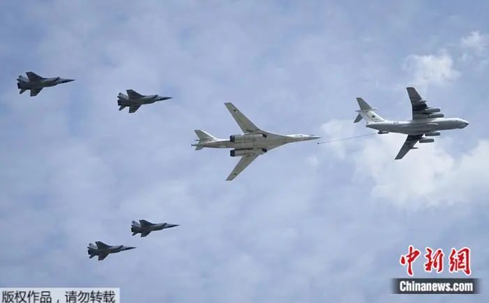 2022年5月7日，参加纪念卫国战争胜利77周年阅兵式总彩排的俄罗斯战机飞越红场上空。