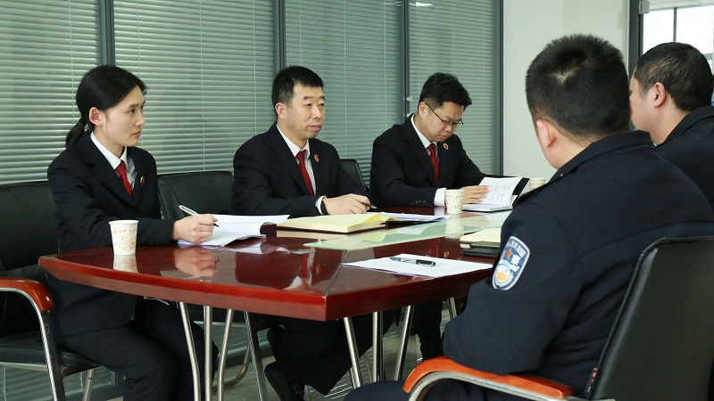 李学兵办案组就案件证据问题与公安机关开展讨论 徐成佑摄