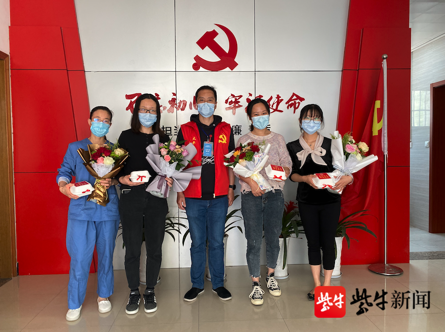 感恩母亲节!苏州太平街道向奋战在防疫一线的“妈妈们”送上鲜花休闲区蓝鸢梦想 - Www.slyday.coM 感恩母亲节!苏州太平街道向奋战在防疫一线的“妈妈们”送上鲜花休闲区蓝鸢梦想 - Www.slyday.coM