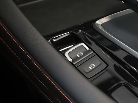 用车养护汽车千斤顶支错地方了伤底盘