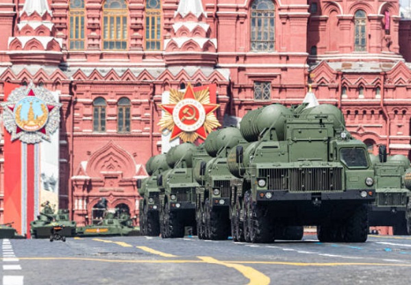 5月9日,在俄罗斯首都莫斯科,S-400防空导弹系统编队驶过红场。图源:新华社