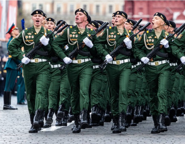 5月9日,在俄罗斯首都莫斯科,士兵列队走过红场。图源:新华社