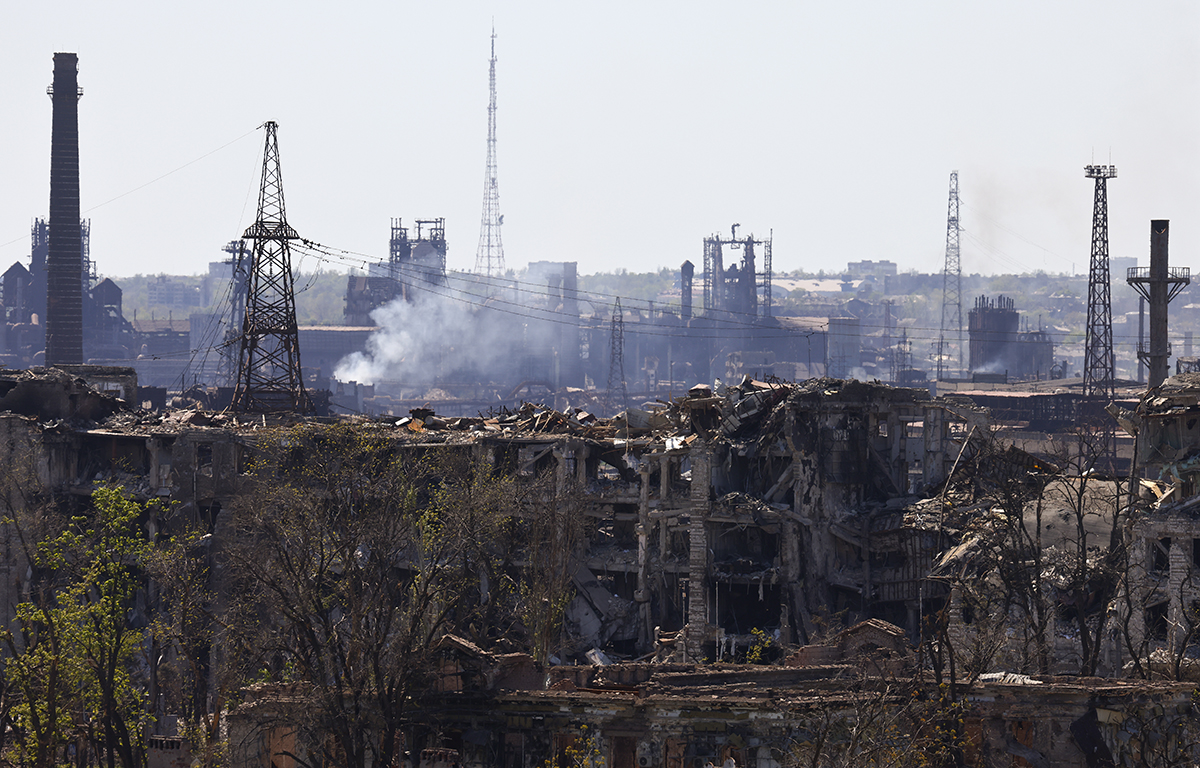 当地时间2022年5月8日，顿涅茨克地区马里乌波尔，亚速钢铁厂浓烟滚滚一片狼藉。