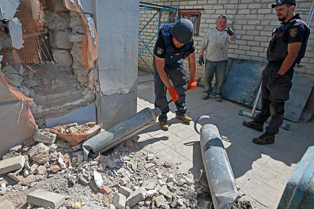 当地时间2022年5月8日，乌克兰东部城市哈尔科夫，当地民宅掉落俄罗斯导弹碎片。