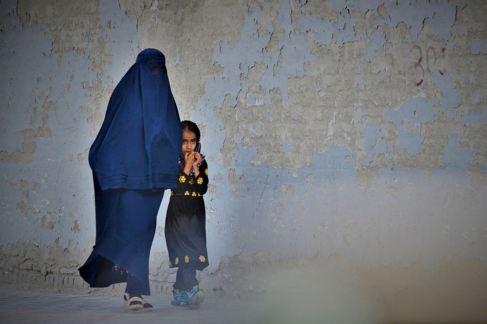 当地时间2022年5月7日，阿富汗喀布尔，身穿布卡罩袍的阿富汗女性。人民视觉  图