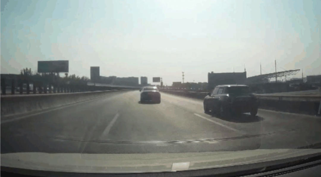 在成都二环高架上“狂野飙车”致六车相撞 驾驶员获刑四年休闲区蓝鸢梦想 - Www.slyday.coM 在成都二环高架上“狂野飙车”致六车相撞 驾驶员获刑四年休闲区蓝鸢梦想 - Www.slyday.coM