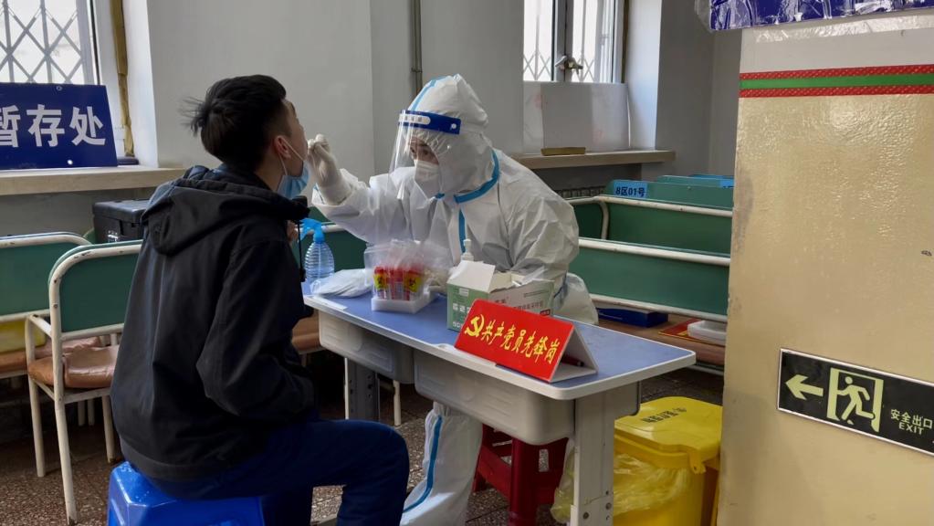  市民在哈尔滨市荣市社区一处核酸采样点进行核酸检测。新华社记者 闫睿 摄