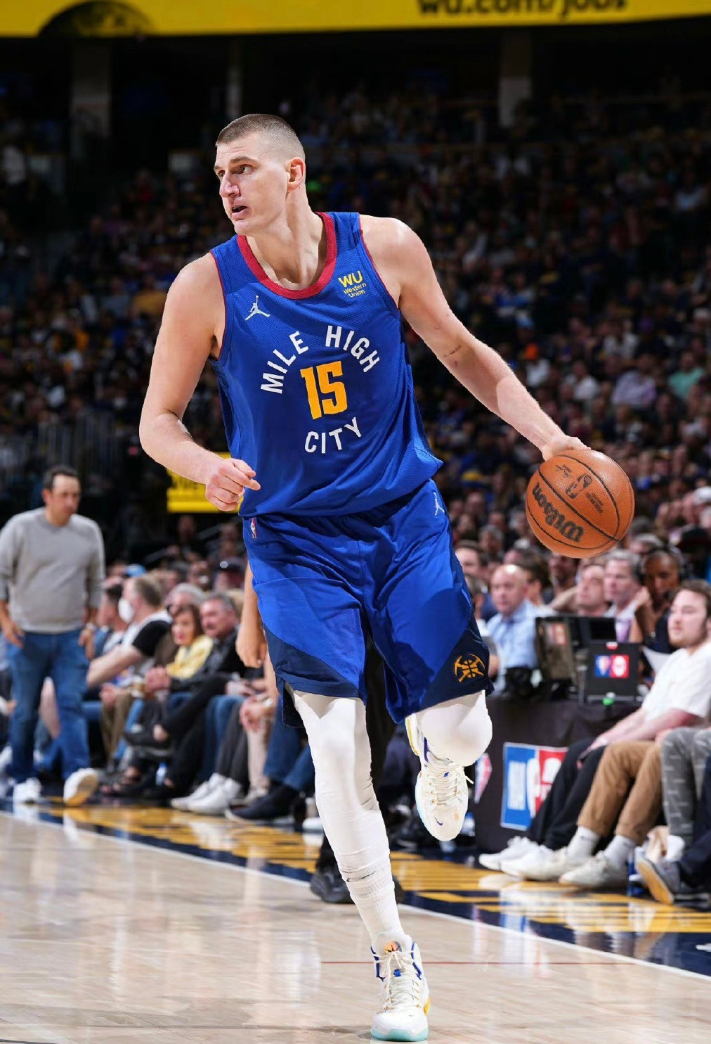 篮下强攻与组织策应完美融合