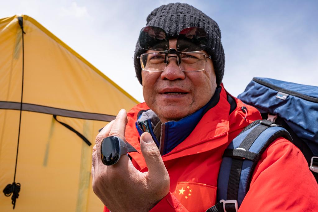 　　在珠峰登山大本营，朱彤展示用于科考的穿戴式动态心电记录仪（5月1日摄）。新华社记者 孙非 摄