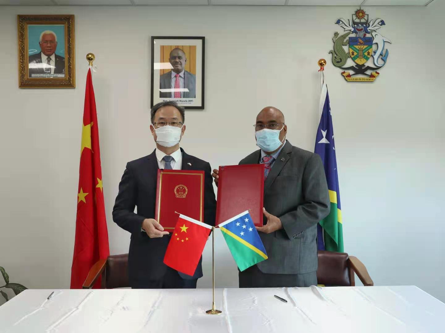 当地时间3月30日，中国和所罗门群岛双方代表草签了中所安全合作框架协议。图自央视新闻